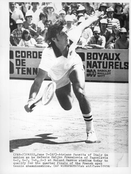 Adriano Panatta nei quarti di finali degli Internazionali di Francia del 1976 al Roland Garros, Parigi 7 Giugno 1976, in azione contro Franulovic (Ap)